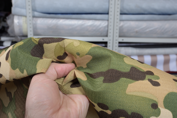 крупный план ткани рип-стоп с усиленной структурой